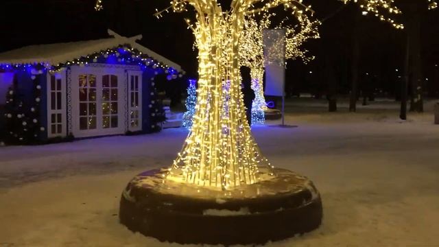 Обновленный парк Речного Вокзала В Москве Вечером. Гуляем с ребенком. Новогодние уркашения парка. смотреть онлайн
