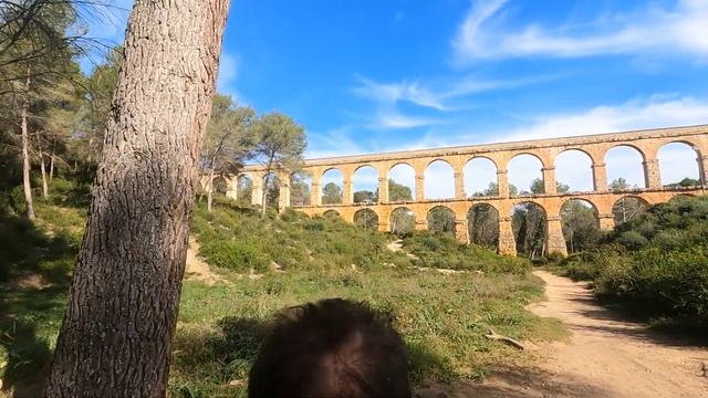 Walking to The Ferreres Aqueduct at Tarragona - Spain смотреть онлайн