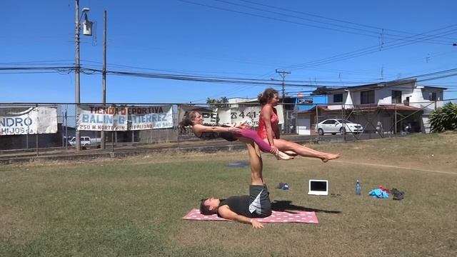 Three And Four-Person AcroYoga Moves смотреть онлайн