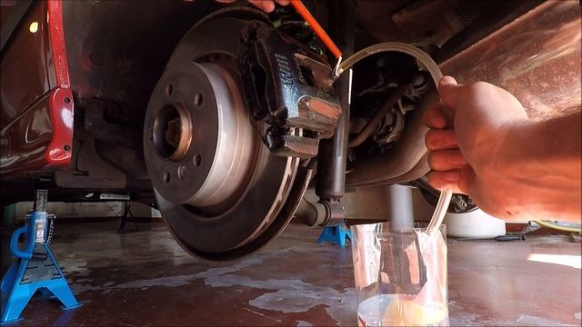 BMW M3 E36 ? Brakes flush & bleed (DIY) *EASY* смотреть онлайн