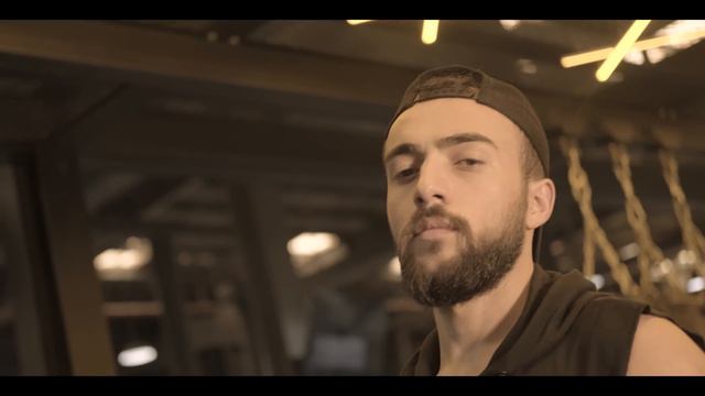 Amjad Jomaa - Aam Ontofi (Official Music Video) | أمجد جمعة - عم انطفي смотреть онлайн