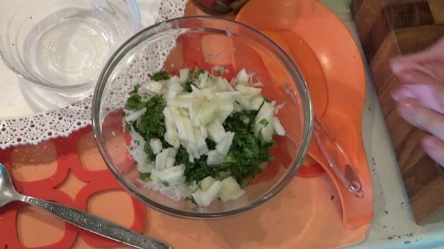 Рыба и картошка бэби на гриле с салатом из капусты кольраби. смотреть онлайн
