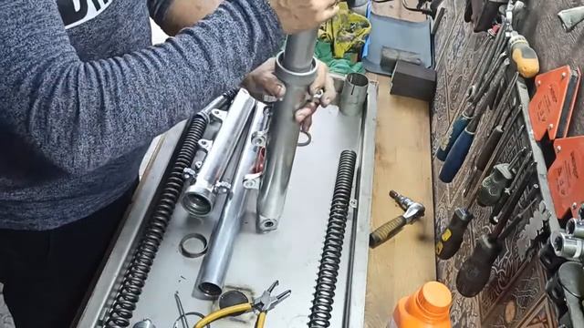 Аммотризатор мотоцикла, ремонт перьев, замена сальников часть 2 сборка смотреть онлайн