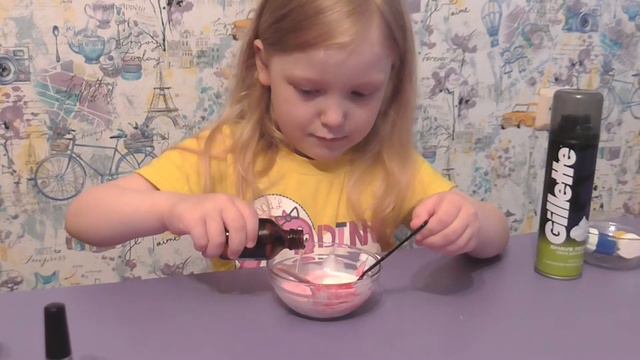 Как сделать лизуна из клея ПВА. DIY Slime. Розовый слайм с блестками. Видео для детей.Video for kid смотреть онлайн