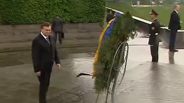 Янукович и венок .mpg смотреть онлайн