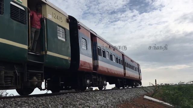 Poovarasampoo Poothaachi Ponnunku- Kizhakke Pogum Rail Lyrical Whatsapp Status Tamil