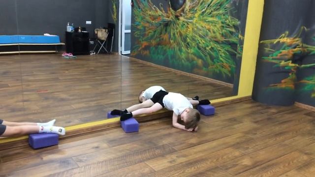 Поперечный шпагат. Гимнастика, акробатика. Дети 5-8 лет смотреть онлайн