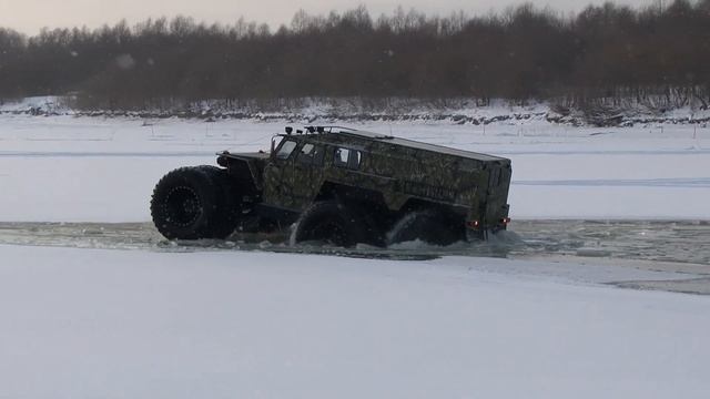 Хищник с доп колесами на воде смотреть онлайн