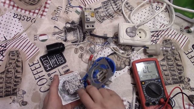 Подключение выключателя с розеткой с заземлением . Со снятым напряжением . смотреть онлайн