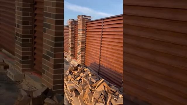 Забор-жалюзи из ламелей «Еврожалюзи» в оттенке под дерево ? #заборжалюзи #еврожалюзи #забор #заборы смотреть онлайн