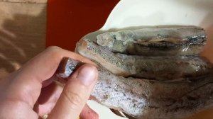 Жареный минтай в кляре на сковородке