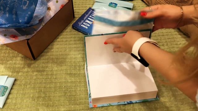 РАСПАКОВКА книжного бокса от Hooked on books ? Летний спецбокс смотреть онлайн