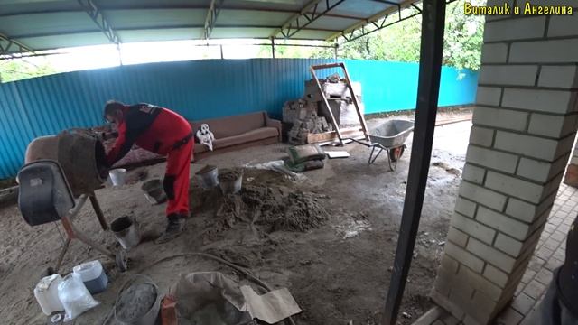 ПЕРВЫЙ РАЗ ЗАЛИВАЮ ПОЛ В ТУАЛЕТЕ / ПРИЕХАЛИ ДРУЗЬЯ ПОМОГАТЬ ДЕЛАТЬ РЕМОНТ В ДЕРЕВНЕ / ЗАЛИВАЕМ БЕТО смотреть онлайн