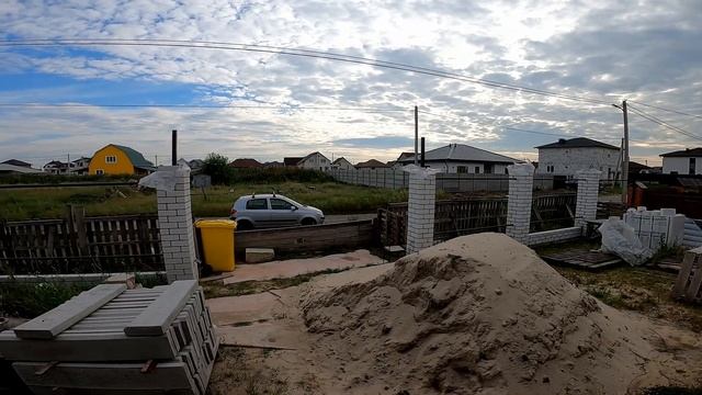 Бюджетный забор своими руками. Столбики, закладные,поперечины и крышки столбов и пролётов. смотреть онлайн