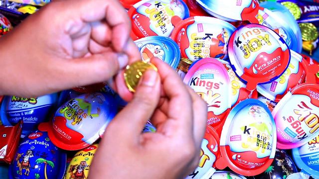 Red 100 Colored Glitter Kinder Joy Satisfying Toys Opening / A Lot Of Kinder joy ASMR смотреть онлайн