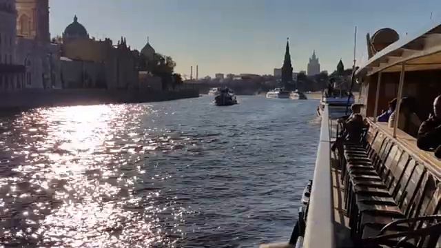 Зарядье. Вид с реки на эту хрень. смотреть онлайн