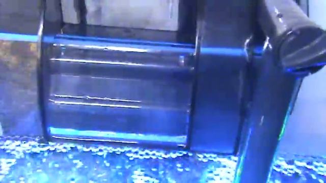 Лишь во сне приходят лица. Не узнать и половины — ярок свет...