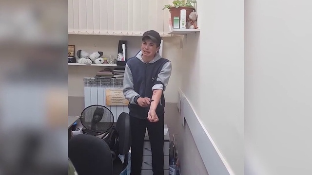 В Архангельске парень угрожал вскрыть себе вены, потому что его поймали на краже виски смотреть онлайн