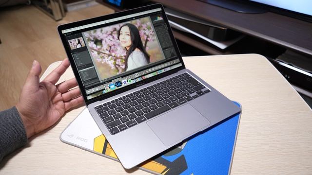 発売から5ヶ月経過してるM1チップ搭載「MacBook Air」がやってきた！！（高速と噂のM1でLightroomが快適に使えるか試してみる） смотреть онлайн