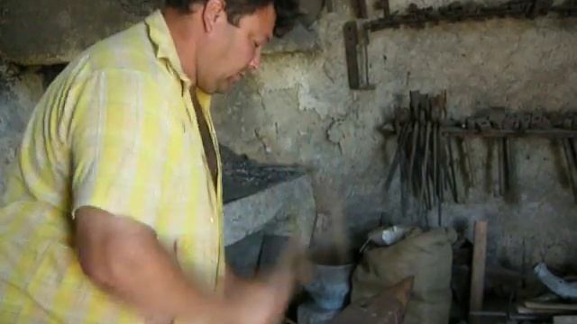 Кузнец Михаил раскаляет металл ударом молотка смотреть онлайн