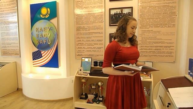 Страна читающая — Светлана Рожкова читает произведение «Послушайте!» В. В. Маяковского смотреть онлайн