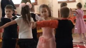 "Мальчик - с пальчик, девочка - с мизинчик" парный танец