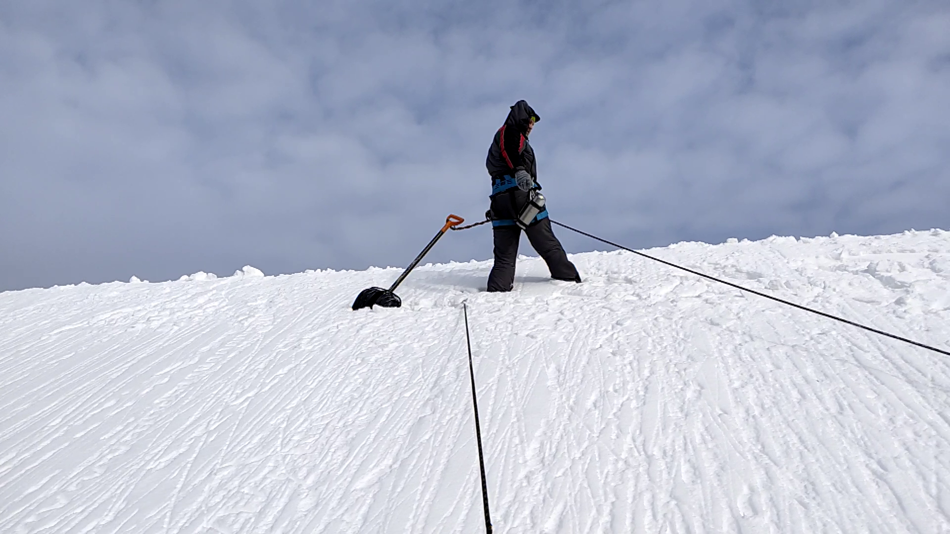 Сход снежной лавины с крыши. Чистим крыши от снега. смотреть онлайн