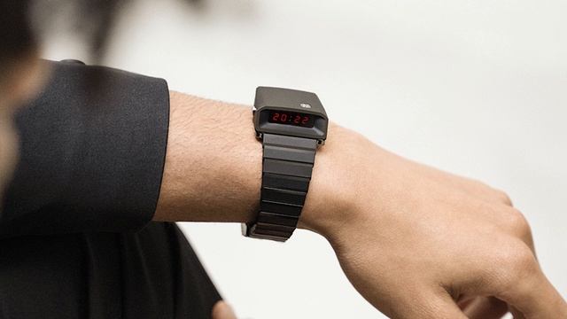 Girard-Perregaux CASQUETTE 2.0 Reissue of the 1970 Icon Drivers Watch Limited Edition смотреть онлайн