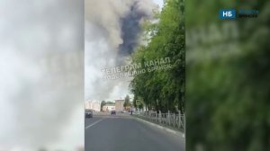 В Дятьково полыхает крупный пожар на территории завода