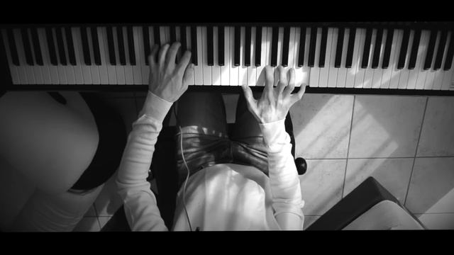 Apple iPhone 5 - Music Every Day commercial (RED - Rob Simonsen Piano Cover) смотреть онлайн
