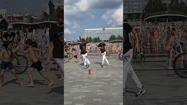 In a club ? РЕАКЦИЯ ЛЮДЕЙ НА ТАНЕЦ ? | SHUFFLE DANCE смотреть онлайн
