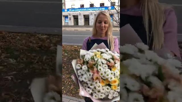 Прекрасный сборный букет цветов. смотреть онлайн