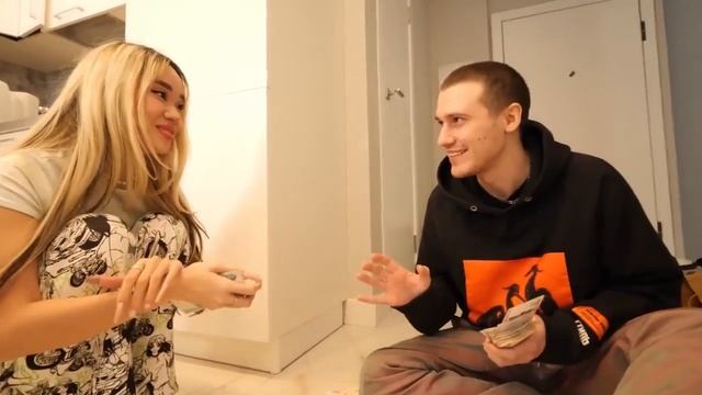 ПОДАРИЛ ДЕВУШКЕ МИЛЛИОН РУБЛЕЙ | ЧТО ОНА КУПИТ смотреть онлайн