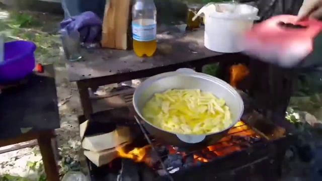 Уха и картофель фри на костре .