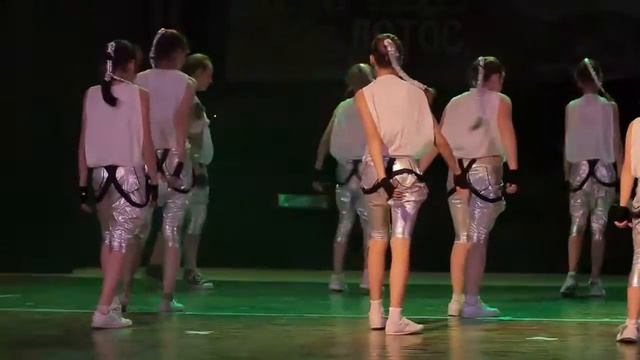 Эстрадный танец-"Эй девчонки"-ТАНЦЕВАЛЬНАЯ СТУДИЯ ЛОТОС. смотреть онлайн