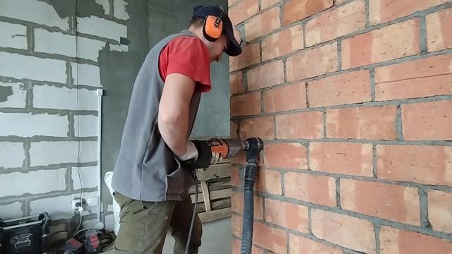 Электромонтажные работы. Высверливания подразетников в кирпичной стене. Жилой комплекс Минск Мир