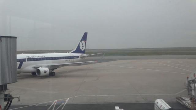 Paris Charles De Gaulle Airport , terminal 1,gate 60-68 смотреть онлайн