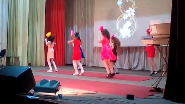 Танец под песню Барби гёрл на английском