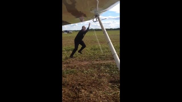 Прикол!!! Как не нужно останавливать самолет))) смотреть онлайн