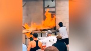 Митинги в Британии переросли в зверства. Люди забрасывают полицейских камнями, бутылками и петардами