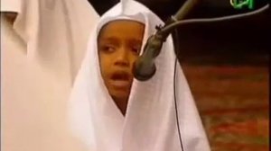 Ребенок читает Коран красивым голосом