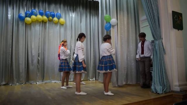 Шикарный украинский танец в исп. Лены Черных (7/А кл.) и ребят 6/А класса смотреть онлайн