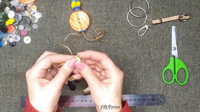Брелок з ґудзиків. Трудове навчання 5-6 клас. смотреть онлайн