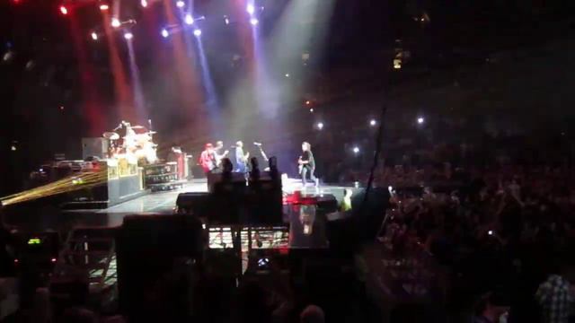 Dave Grohl rocking out смотреть онлайн