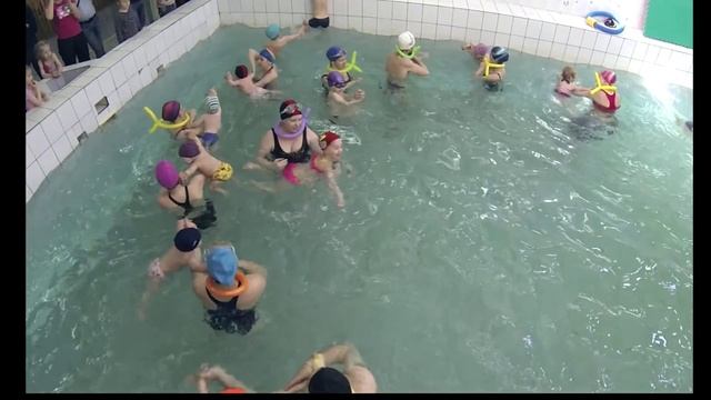 Танец в бассейне смотреть онлайн
