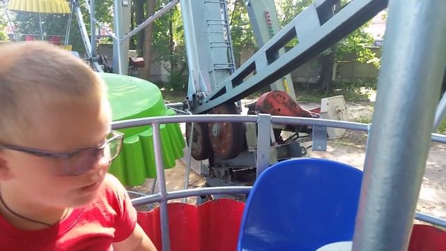 Гуляем в парке аттракционов в Орехово-Зуево смотреть онлайн