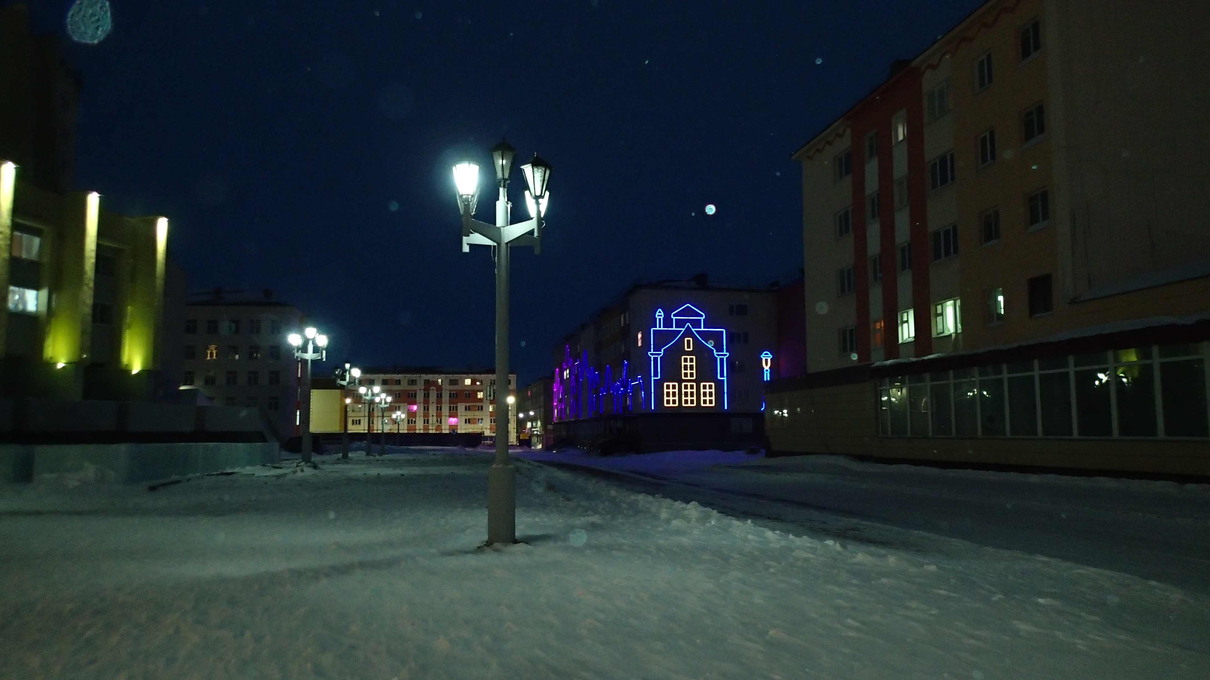 2023.11.15. Норильск. Началась стройка ледяного городка и ёлки на Ленинском проспекте. смотреть онлайн