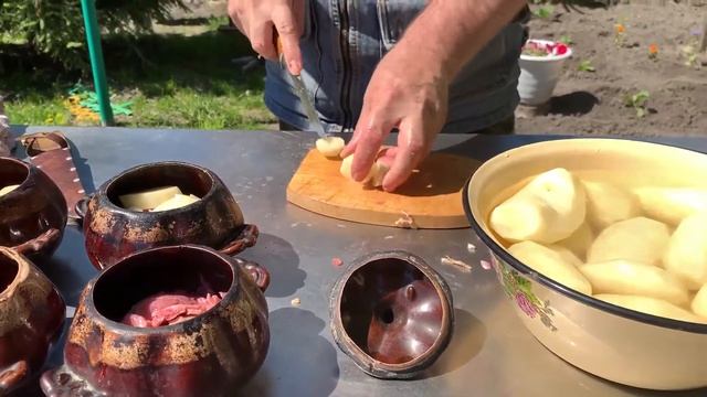 Мясо утки в горшочке на углях. смотреть онлайн