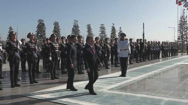 Uzbekistan: Emmanuel Macron welcomed to Samarkand | AFP смотреть онлайн