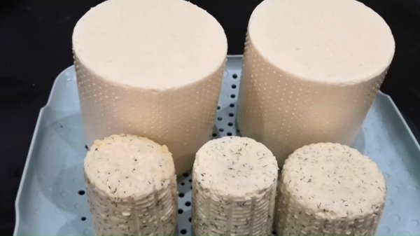 Как сделать сыр в домашних условиях ИЗ СЕПАРИРОВАННОГО МОЛОКА / Обезжиренный домашний сыр